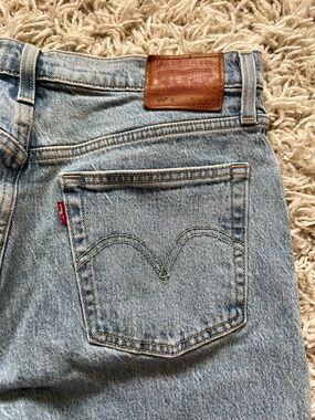 Levi’s Classic Light Wash Skinny Jeans – Size 28
